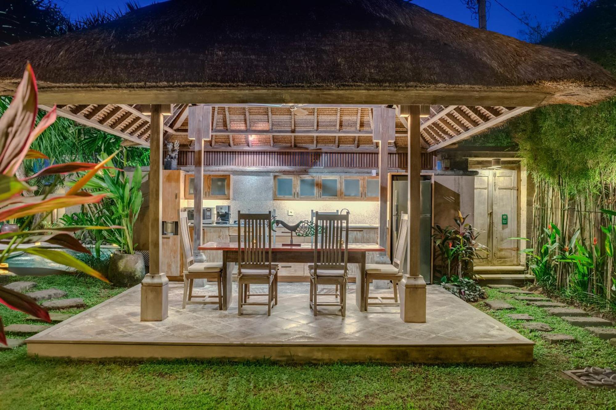 Villa Tirta Naga Bali Семиняк Екстериор снимка