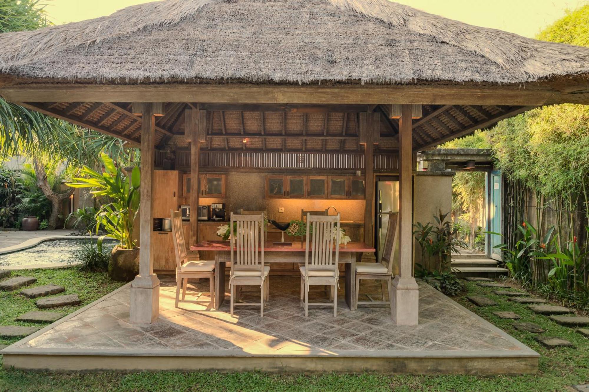 Villa Tirta Naga Bali Семиняк Екстериор снимка