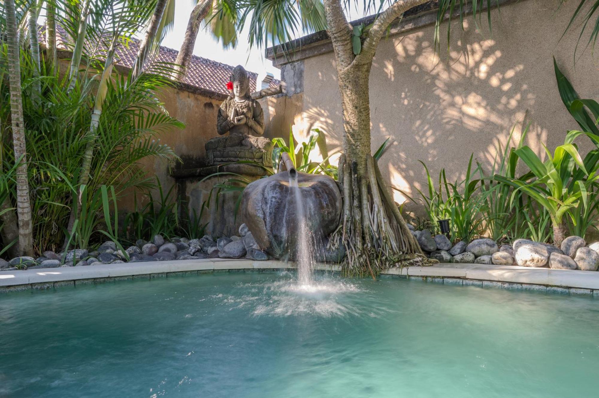 Villa Tirta Naga Bali Семиняк Екстериор снимка